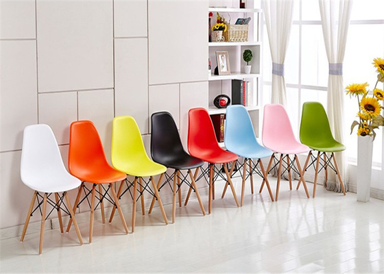 Grüner Plastik-Eames-Stuhl bequem, Art Charless Eames, die Stuhl speist